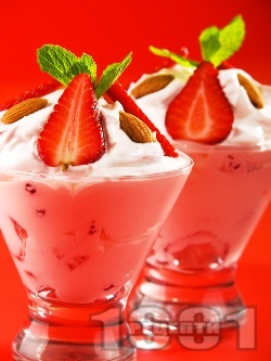Десерт с пухкав крем от сметана, кисело мляко и ягоди в чаши (без печене) - снимка на рецептата